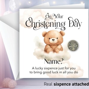 Può includere: Biglietto di battesimo bianco con un orsacchiotto marrone su una nuvola e una moneta da sei penny d'argento. Il testo "On Your Christening Day" e "Name?" è presente. È presente anche il testo "A lucky sixpence just for you to bring good luck in all you do".