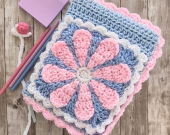 Gehaakte retro madeliefje roze en blauwe bijbelomslag met zak