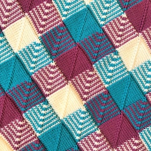 Puede incluir: Una manta de punto con un patrón de cuadros en tonos crema, turquesa y burdeos.