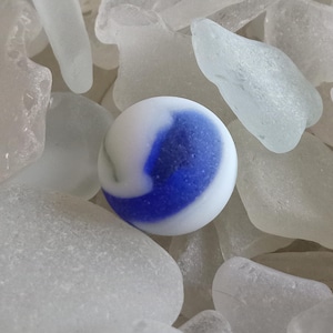 Colbolt blau, grün und weißer Seeglas-Marmor perfekt verwittert durch den Ozean getrommelt gefrostetes Seeglas Gefunden in der Bay of Fundy