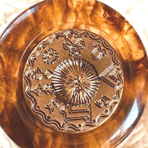 Botón vintage de imitación de carey. Símbolos de flecha, tipi y caballo. Nailon con inserto de ABS. NBS mediano de 22 mm.