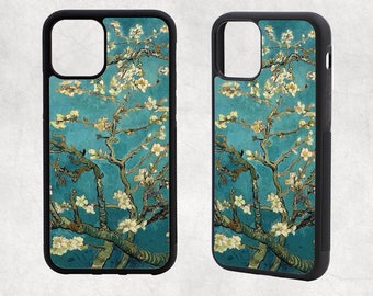 Puede incluir: Tres fundas negras para teléfono con un fondo turquesa y un diseño floral que recuerda a la pintura "Almendros en flor" de Van Gogh. El diseño incluye flores blancas y amarillas en ramas de árboles. Las fundas se muestran desde diferentes ángulos.