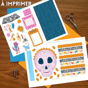 Peut inclure: Ensemble d'autocollants et d'éléments décoratifs imprimables sur le thème du Día de los Muertos. Comprend une tête de mort rose, des instruments de musique et des motifs floraux. Le texte "Kit Día de los Muertos" est visible. Ciseaux et trombone également présents.