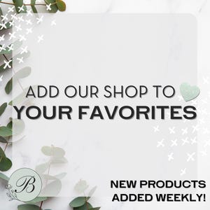 K&ouml;nnte beinhalten: Wei&szlig;er Hintergrund mit dem Text "ADD OUR SHOP TO YOUR FAVORITES" in fetter, dunkler Schrift. Der Text "NEW PRODUCTS ADDED WEEKLY!" steht unten. Dekorative Elemente sind ein Herz und Eukalyptusbl&auml;tter.