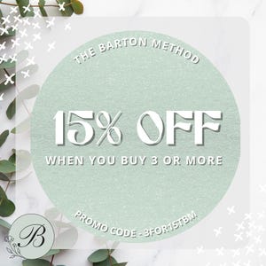 K&ouml;nnte beinhalten: Werbegrafik mit einem hellgr&uuml;nen Kreis mit dem Text "15% RABATT BEIM KAUF VON 3 ODER MEHR". Der Text "THE BARTON METHOD" steht oben und "PROMO CODE - 3FOR15TBM" unten. Ein Logo mit dem Buchstaben "B" befindet sich in der unteren linken Ecke.