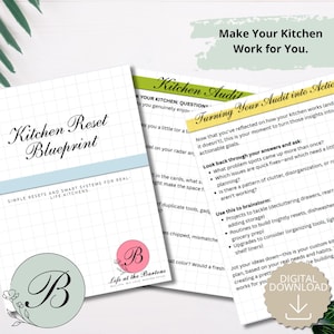 Puede incluir: Una colección de guías imprimibles para la organización de la cocina. El documento principal se titula "Kitchen Reset Blueprint" con el texto "Simple Resets and Smart Systems for Real-Life Kitchens". Otras guías incluyen "Kitchen Audit" y "Turning Your Audit into Action."