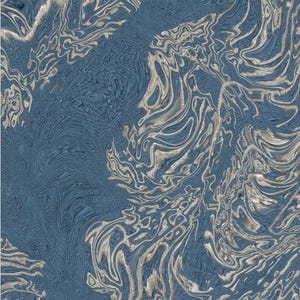 Puede incluir: Arte digital abstracto con un patrón ondulado azul y plateado. El diseño presenta formas fluidas, similares a olas, en tonos azules y plateados, creando un efecto texturizado y marmolado. La obra de arte tiene una estética moderna y artística.