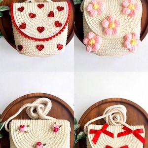 Puede incluir: Cuatro bolsos de mano de paja con diferentes adornos. Uno tiene detalles de corazones rojos, otro flores rosas, un tercero pequeños detalles florales y el último lazos de cinta rojos. Cada bolso tiene un asa tejida.