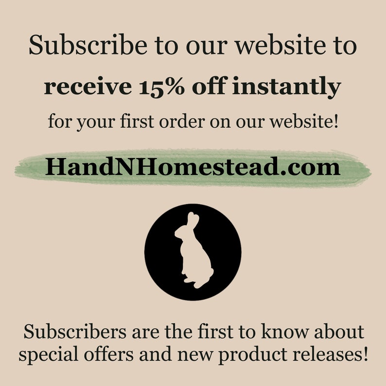 Puede incluir: Gr&aacute;fico promocional beige con texto. El texto dice: "&iexcl;Suscr&iacute;bete a nuestro sitio web para recibir un 15% de descuento instant&aacute;neo en tu primer pedido en nuestro sitio web! HandNHomestead.com." Tambi&eacute;n hay un c&iacute;rculo negro con una silueta de conejo blanco.