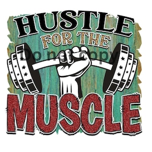 Puede incluir: Un fondo de madera de color verde azulado y blanco con el texto "Hustle for the Muscle" en letras negras y doradas. Se utiliza una fuente roja con brillo similar al glitter para la palabra "Muscle". Una mano sosteniendo una barra con pesas blancas y negras está en el centro de la imagen.
