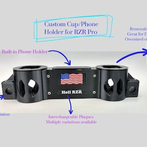 Puede incluir: Soporte personalizado negro para tazas y teléfonos para RZR Pro. Cuenta con soporte para teléfono incorporado, placas intercambiables e instalación fácil y segura. Incluye un inserto flexible extraíble para la estabilidad de la bebida. El soporte tiene dos portavasos.