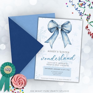 Peut inclure: Une invitation bleu et blanc pour une fête d'anniversaire de premier anniversaire sur le thème du pays des merveilles d'hiver. L'invitation présente une illustration aquarelle d'un nœud bleu avec des flocons de neige en arrière-plan. Le texte sur l'invitation indique "Ashley's Winter Wonderland" et comprend des détails sur la fête, y compris la date, l'heure et le lieu.