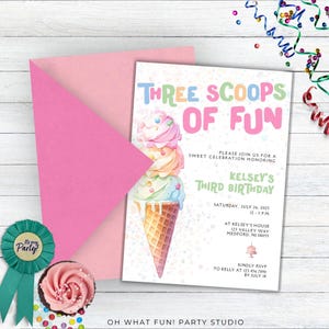 以下が含まれることがあります： カラフルなアイスクリームコーンのイラストが描かれたピンクとグリーンの誕生日招待状。テキストには「Three Scoops of Fun」と「Kelsey's Third Birthday」と書かれています。