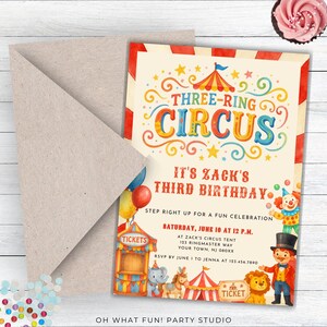 Op de afbeelding: Een verjaardagsuitnodiging met circusthema met een beige envelop. De uitnodiging bevat de tekst "Three-Ring Circus" en "It's Zack's Third Birthday". Bevat een clown, een leeuw en andere circuselementen.