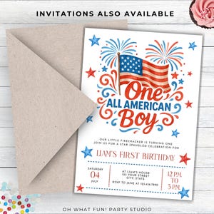 Puede incluir: Una invitaci&oacute;n patri&oacute;tica con una bandera estadounidense, fuegos artificiales y el texto "One All American Boy". La invitaci&oacute;n incluye detalles para el primer cumplea&ntilde;os de Liam, con un sobre de papel kraft.
