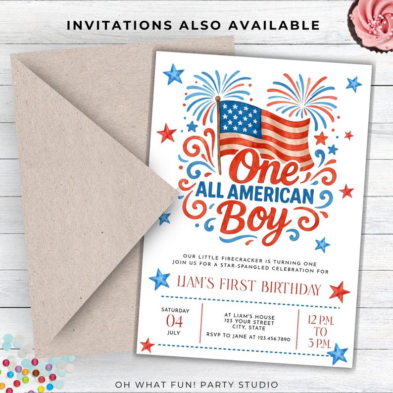 Puede incluir: Una invitaci&oacute;n patri&oacute;tica con una bandera estadounidense, fuegos artificiales y el texto "One All American Boy". La invitaci&oacute;n incluye detalles para el primer cumplea&ntilde;os de Liam, con un sobre de papel kraft.