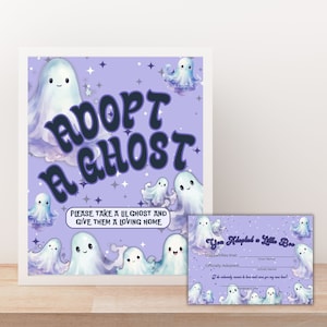 Könnte beinhalten: Ein gerahmtes Schild und eine Urkunde mit Geisterthema. Das Schild trägt die Aufschrift "Adopt a Ghost" in lila Buchstaben mit Geisterillustrationen. Die Urkunde lautet "You Adopted a Little Boo" mit Platz für Namen und Unterschrift.