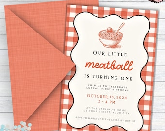 Może przedstawiać: Zaproszenie urodzinowe z czerwono-białym wzorem w kratkę. Zaproszenie zawiera tekst "Our Little Meatball is Turning One" i szczegóły wydarzenia. Dołączona jest również koperta w pasującym koralowym kolorze.