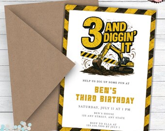 Könnte beinhalten: Eine Geburtstagseinladung mit Baustellenthema. Die Einladung zeigt einen gelb-schwarzen Rand, eine Grafik eines gelben Baggers und den Text "3 AND DIGGIN' IT". Die Einladung ist für Bens dritten Geburtstag.