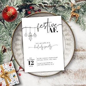 Op de afbeelding: Een witte kerstfeestuitnodiging met zwarte tekst en illustraties. De tekst luidt "festive AF. let's get jolly at a holiday party" en bevat details over de datum, tijd, locatie en RSVP-informatie van het feest.
