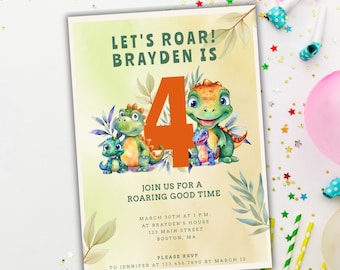 Puede incluir: Una invitación de cumpleaños de dinosaurio verde y naranja para un niño que cumple cuatro años. La invitación presenta un gran número cuatro naranja con cuatro dinosaurios de dibujos animados que lo rodean. El texto de la invitación dice: "Let's Roar! Brayden is 4. Join us for a roaring good time. March 30th at 1 p.m. at Brayden's house, 123 Main Street, Boston, MA. Please RSVP to Jennifer at 123.456.7890 by March 13."
