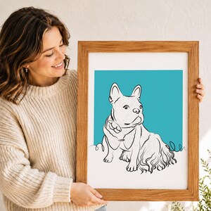 Puede incluir: Una l&aacute;mina enmarcada con un dibujo de l&iacute;neas negras de un bulldog franc&eacute;s sobre un fondo turquesa s&oacute;lido. El perro est&aacute; representado con un estilo de l&iacute;nea continua, lleva una pajarita y est&aacute; dentro de un marco rectangular de madera clara.