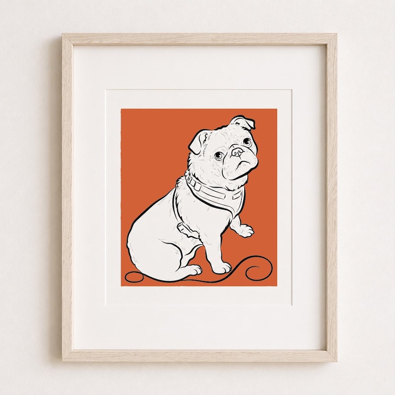 Puede incluir: Una l&aacute;mina de arte enmarcada que presenta un dibujo de l&iacute;neas en blanco y negro de un pug con arn&eacute;s, sobre un fondo de color naranja quemado s&oacute;lido. El pug se muestra en posici&oacute;n sentada con una correa que se extiende por el borde inferior.