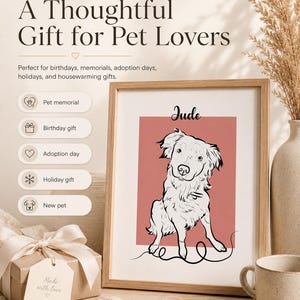 Puede incluir: Un retrato enmarcado que presenta un dibujo de l&iacute;nea negra de un perro llamado Jude centrado sobre un fondo rectangular rosa empolvado. La impresi&oacute;n se muestra en un marco de madera clara, acompa&ntilde;ada de texto con ocasiones y la marca LinearPortrait.