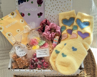 Girls Self Care Pamper Gift Box, with Sweet Treats, Ideal for Tweens birthday & More!