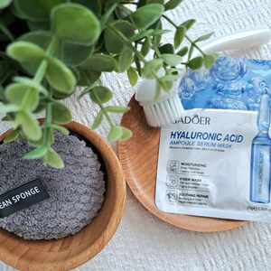 Facial sheet mask, moisturising and soothing. Reusable cleansing sponge.