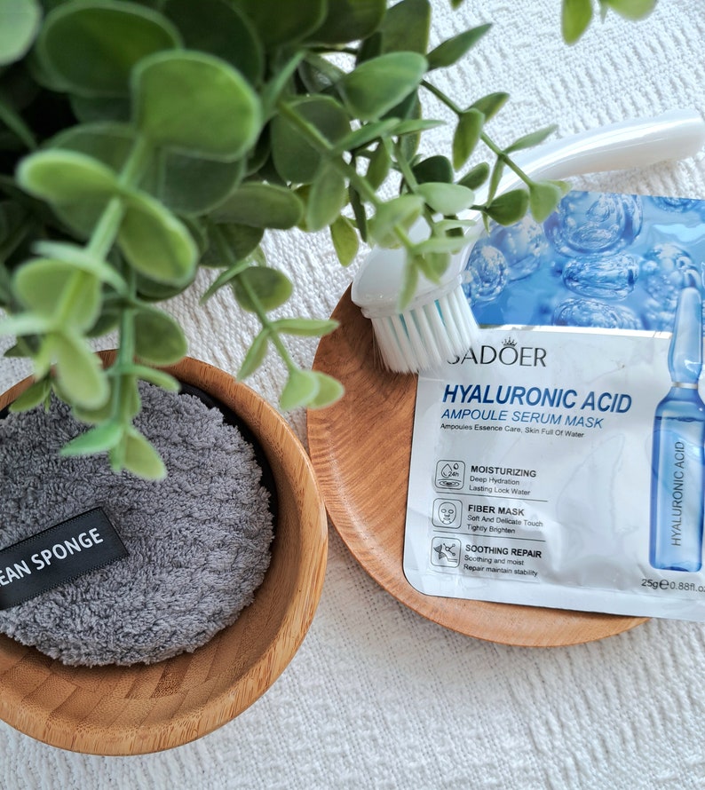 Facial sheet mask, moisturising and soothing. Reusable cleansing sponge.