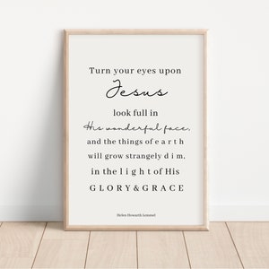 以下が含まれることがあります： イエスに関する引用文が書かれた白黒の印刷可能な壁掛けアート。引用文は「イエスに目を向け、その素晴らしい顔をじっと見つめなさい。そうすれば、地のものは、その栄光と恵みの光の中で、奇妙に薄暗くなるでしょう。」とあります。この引用文はヘレン・ハウワース・レムエルによるものです。