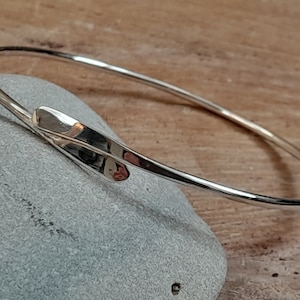 Brazalete de plata martillada hecho a mano, brazalete de plata esterlina. Brazalete de plata forjado a mano.