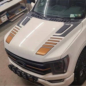 Hood Stripe Grafikaufkleber von LUDesignsNY für einen 2021-2025 Ford F-150 Tremor oder Lariat in Schwarz. Montagevideo & Rakel inklusive!