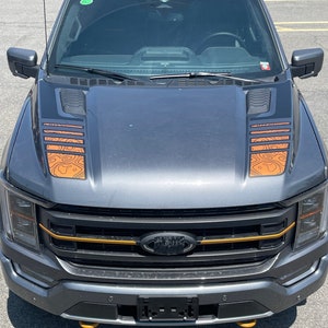 Topografie-Hauben-Streifen von LUDesignsNY Selbst entworfen und bemessen, um ein 2021-2025 Ford F-150 Tremor oder Lariat Black Modell zu passen.