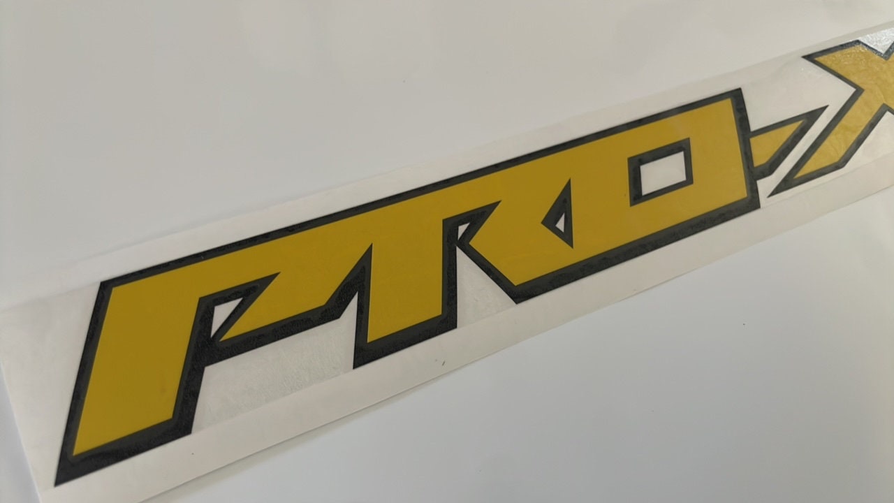 Premium 2-kleurensticker voor Nissan Frontier Pro-X met GRATIS LEVENSLANGE VERVANGING Sticker, afbeelding, achterkant, bumper, label