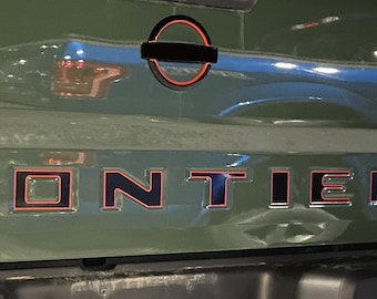 Premium 2-kleurensticker voor Nissan Frontier-achterklep 2022-2025 met GRATIS LEVENSLANGE VERVANGING. Stickers worden voorgemonteerd geleverd met transfermateriaal! :)