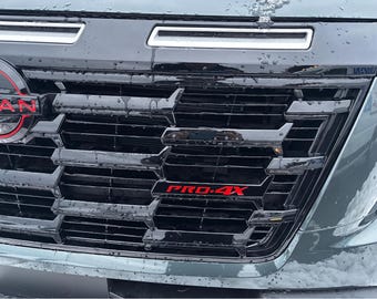 Grille Pro-4X-sticker voor Nissan Armada 2024-26 met GRATIS LEVENSLANGE VERVANGING installatievideo inbegrepen!