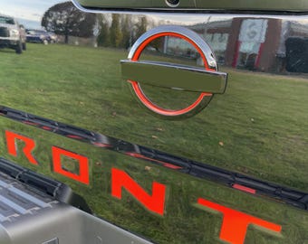 Premium sticker voor achterklep Nissan Frontier 2022-2025 met GRATIS LEVENSLANGE VERVANGING Sticker, afbeelding, achterkant, bumper, label