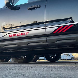Strisce Premium Sport Rocker di LU Designs Personalizzate e dimensionate per adattarsi a una Ford Bronco Sport 2021-25. Richieste personalizzate benvenute.