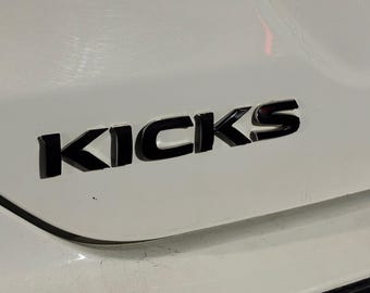 Sticker voor sticker Nissan Kicks-achterklep 2018-25 met GRATIS LEVENSLANGE VERVANGING, afbeelding. Verander de kleur van je bestaande emblemen!