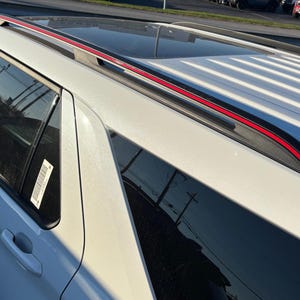 LUDesignNYによるルーフレールアクセントストライプ。2020～2026年式フォードエクスプローラーティンバーラインSTトレモアリミテッドXLTスポーツに適合するサイズでカスタム作成。