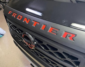 Premium sticker voor Nissan Frontier-grille 2022-2024 met GRATIS LEVENSLANGE VERVANGING sticker, afbeelding, inspringing