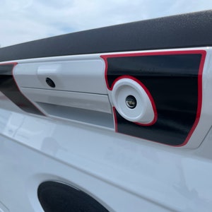 Listras para maçaneta da porta traseira da LUDesignsNY projetadas e dimensionadas sob medida para se adaptarem a um Ford F-150 2021-25. Vídeo de instalação e rodo incluídos!