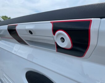 Franjas decorativas para la manija del portón trasero de LUDesignsNY, diseñadas y fabricadas a medida para una Ford F-150 de 2021 a 2026. ¡Video de instalación y espátula incluidos!