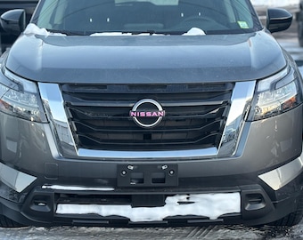 Embleemoverlays voor grille en achterklep van LUDesignsNY, compatibel met een Nissan Pathfinder uit de periode 2022-2026.  Aanpasbaar!