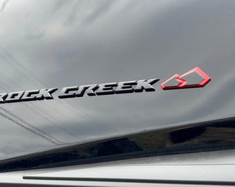 Mountain-stickers voor de Nissan Rogue Rock Creek Edition 2025-2026, met levenslange vervanging. Verander de kleur van je bestaande emblemen!