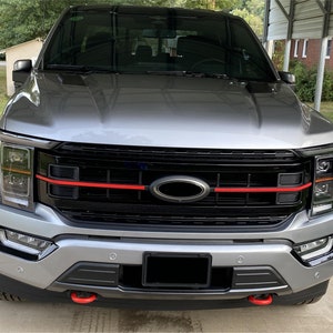 Sticker bande de calandre par LUDesignsNY Créé sur mesure et dimensionné pour s'adapter à un paquet d'aspect noir Ford F-150 Lariat 21-23.  Vidéo d'installation !