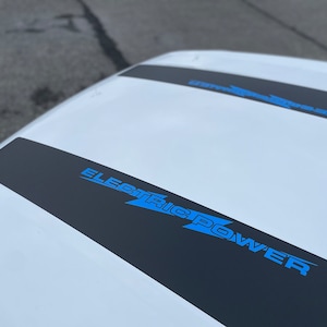Premium Hood Stripes für die elektrischen Powered Half-Tons Pick-ups 2022-2023.