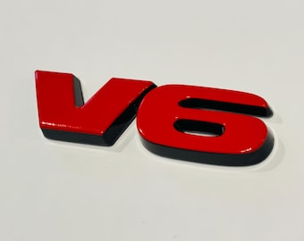3D V6 metalen embleem met aangepaste accentkleur. Wordt als paar verkocht.